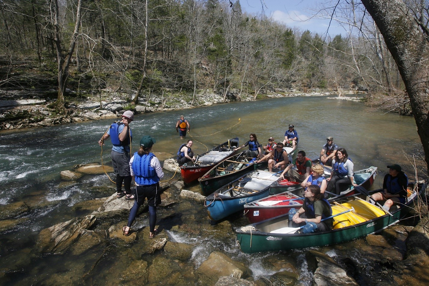 You are currently viewing Canoeing for Beginners: What You Need to Know to Make Your First Paddle Fun